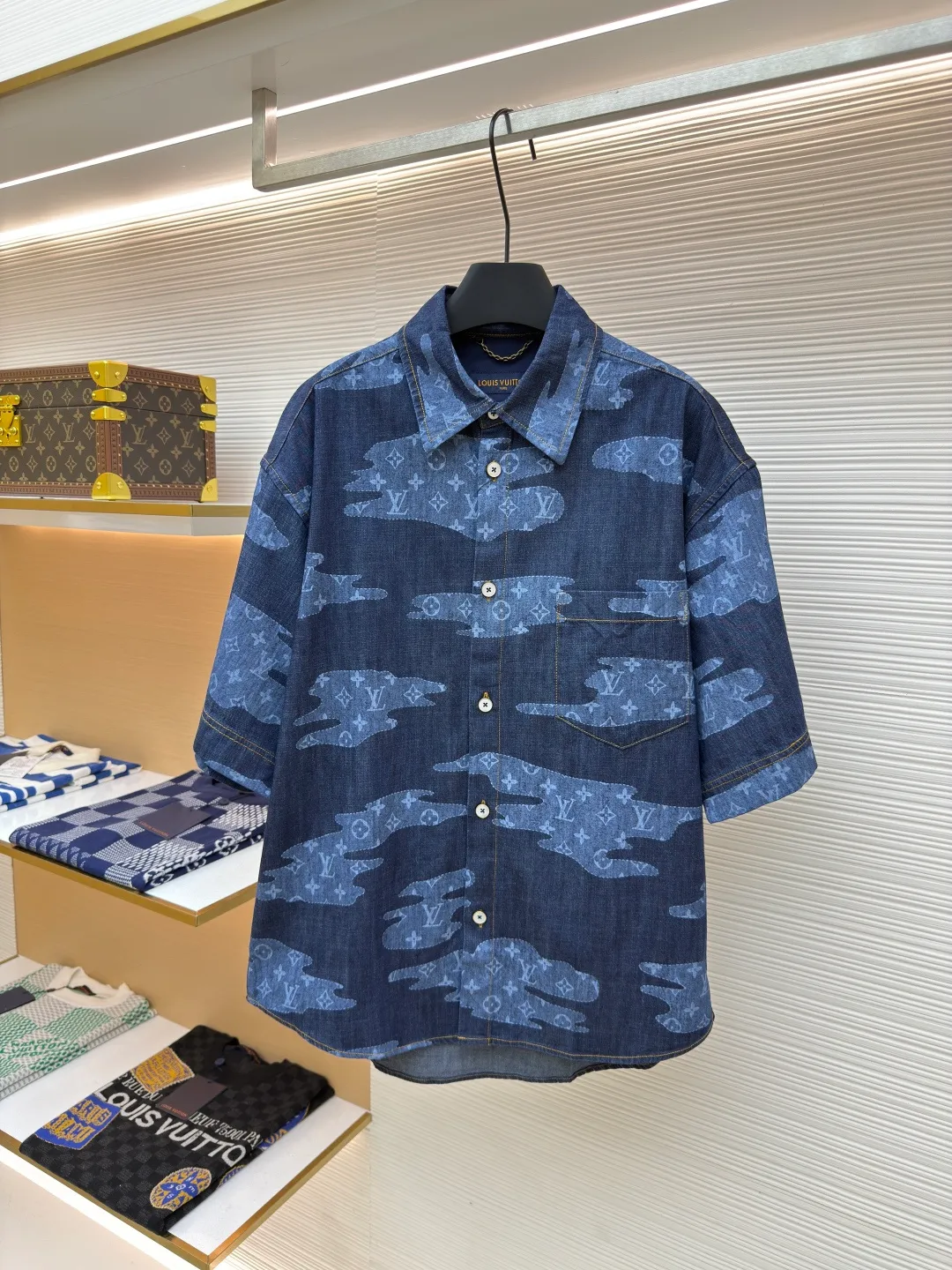 LOUIS VUITTON chambray short-sleeved shirt ●Authentic product: Purchased and developed for 13900 ●Item number: 1680265-A85 ●Fabric: Lyocell fiber denim fabric ●Technology: Made on positioning cutting machine ●Version: Fitted version ●Weight: about 385 grams ●Size: S-M-L-XL ●Description: Made of Lyocell fiber denim TR lining, positioning cutting machine, garment washing and fading, customized 1:1 pearl buttons, customized 1:1 rivets, customized 1:1 zippers, customized 1:1 leather labels, customized 1:1 trademarks. The overall wiring is straight and delicate, the fabric is comfortable and soft, and the color is consistent without color difference. It can be matched with the same style to create a fashionable look and control various occasions. Customized accessories, complete with three standards, same style for men and women!